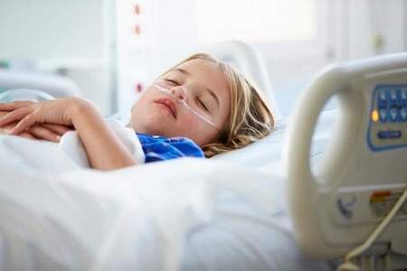 Krankes Kind liegt im Krankenhausbett